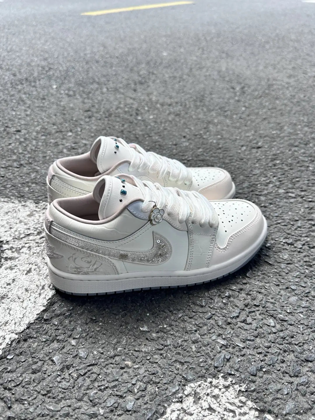 [Custom Camellia‘s Message] Jordan Air Jordan 1 Low Top Unisex Skateboarding Shoes